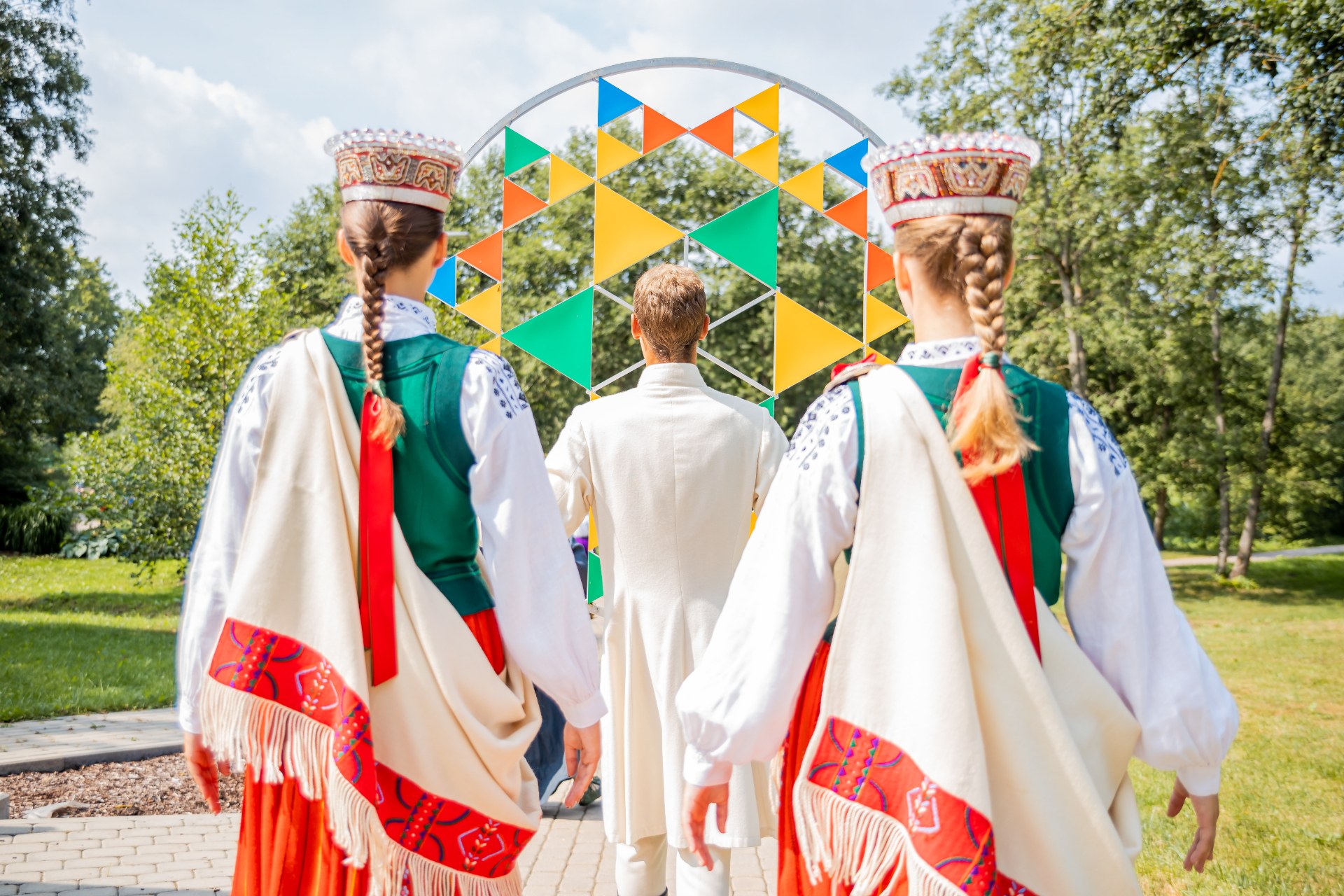 Mladí lidé v lotyšských krojích na Lotyšském festivalu písní a tanců